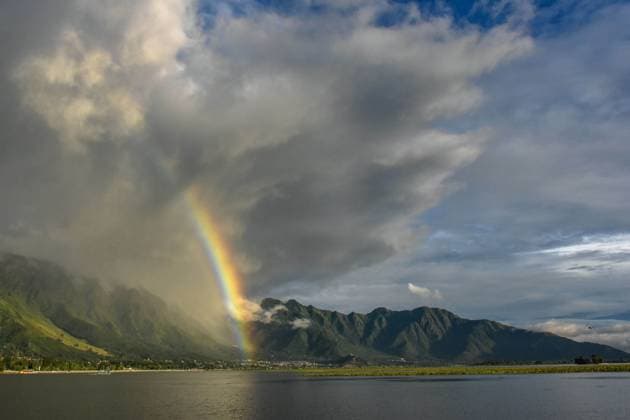 Rainbow appears after flash floods hit Jammu & Kashmir in India - 28 Aug 2025 A rainbow appears over the world-famous Dal Lake after heavy rainfall triggered flash floods and landslides in Jammu and Kashmir. Jammu and Kashmir residents took a breath of some relief as they witnessed sunshine following three days of continuous heavy rainfall across the state. The Jammu-Srinagar national highway was closed for traffic for the third consecutive day due to multiple landslides triggered by heavy rains. The death toll in the rain-ravaged Jammu and Kashmir rose to 41. Srinagar India Copyright: xSaqibxMajeedx xSOPAxImagesx M_SAQIB_280825 (18)
