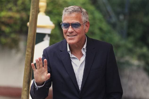 Filmfestival Venedig, Italien. Mostra del Cinema, Venezia 2025. US-Schauspieler George Clooney bei der Ankunft mit dem Boot vor dem Hotel Excelsior - during the 82nd Venice International Film Festival in Italy on August 27 *** Venice Film Festival, Italy Mostra del Cinema, Venezia 2025 US actor George Clooney arriving by boat in front of the Hotel Excelsior during the 82nd Venice International Film Festival in Italy on August 27