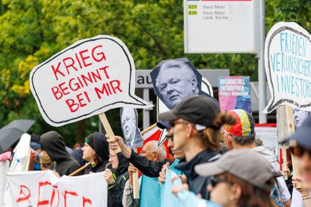 28.08.2025. Meerbusch. Ein Großaufgebot der Polizei sichert in Meerbusch bei Düsseldorf einen Demonstrationszug des Antikriegsbündnis Rheinmetall Entwaffnen am Wohnort von Rheinmetall-Chef Armin Papperger. Die Demonstranten wollen in die Nähe des Privathauses des Konzernchefs ziehen, der als besonders gefährdet gilt. Hier: Sammeln des Demozuges an einer Haltestelle nahe des Wohnviertels von Armin Papperger. Meerbusch Villenviertel Nordrhein-Westfalen Deutschland *** 28 08 2025 Meerbusch A large contingent of police in Meerbusch near Düsseldorf secures a demonstration march of the anti-war alliance Rheinmetall Disarm at the home of Rheinmetall boss Armin Papperger The demonstrators want to move close to the private home of the company b