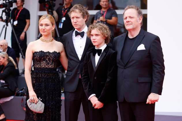 Andrea Waskovics, Laszlo Nemes, Bojtorjan Barabas und Gregory Gadebois bei der Premiere des Kinofilms Ãrva Orphan auf der Biennale di Venezia 2025 82. Internationale Filmfestspiele von Venedig im Palazzo del Cinema. Venedig, 28.08.2025
