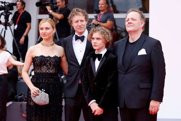 Andrea Waskovics, Laszlo Nemes, Bojtorjan Barabas und Gregory Gadebois bei der Premiere des Kinofilms Ãrva Orphan auf der Biennale di Venezia 2025 82. Internationale Filmfestspiele von Venedig im Palazzo del Cinema. Venedig, 28.08.2025