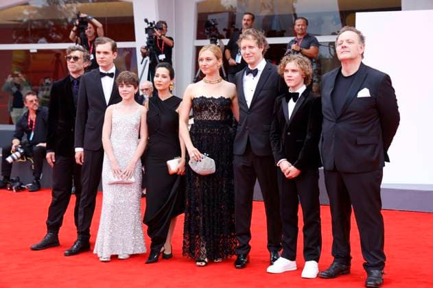 Marcin Czarnik, Sandor Soma, Eliz Szabo, Hermina Fatyol, Andrea Waskovics, Laszlo Nemes, Bojtorjan Barabas und Gregory Gadebois bei der Premiere des Kinofilms Ãrva Orphan auf der Biennale di Venezia 2025 82. Internationale Filmfestspiele von Venedig im Palazzo del Cinema. Venedig, 28.08.2025