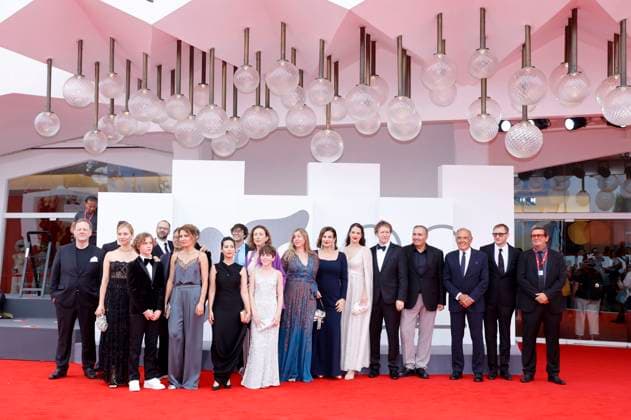 Alberto Barbera mit Marcin Czarnik, Sandor Soma, Eliz Szabo, Hermina Fatyol, Andrea Waskovics, Laszlo Nemes, Bojtorjan Barabas, Gregory Gadebois und Team bei der Premiere des Kinofilms Ãrva Orphan auf der Biennale di Venezia 2025 82. Internationale Filmfestspiele von Venedig im Palazzo del Cinema. Venedig, 28.08.2025