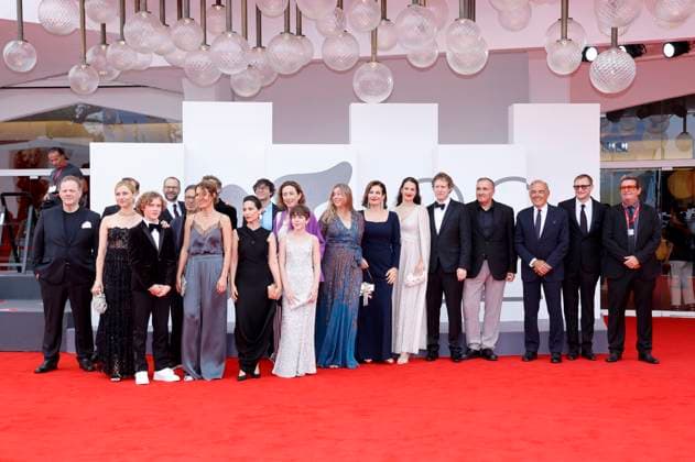 Alberto Barbera mit Marcin Czarnik, Sandor Soma, Eliz Szabo, Hermina Fatyol, Andrea Waskovics, Laszlo Nemes, Bojtorjan Barabas, Gregory Gadebois und Team bei der Premiere des Kinofilms Ãrva Orphan auf der Biennale di Venezia 2025 82. Internationale Filmfestspiele von Venedig im Palazzo del Cinema. Venedig, 28.08.2025