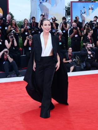 Venice, Italy: Venice, 82nd Venice International Film Festival 2025 - Evening 2 - Red Carpet for the film Bugonia Pictured: Noomi Rapace Venice Italy  - ZUMAp169 20250828_zea_p169_1055 Copyright: xAlbertoxTerenghi PoolxxEvenx
