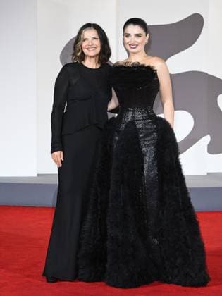 Venice, 82nd Venice International Film Festival 2025 - Evening 2. Red Carpet Film Jay Kelly. Pictured: Eve Hewson with her mother, Ali Hewson.  Copyright: xSimonexComix xipa-agency.netx xPoolxPhotoxEventsx06x IPA_Agency_IPA63499362