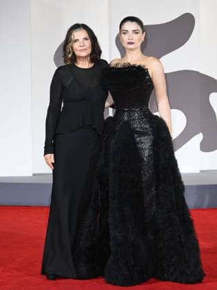 Venice, 82nd Venice International Film Festival 2025 - Evening 2. Red Carpet Film Jay Kelly. Pictured: Eve Hewson with her mother, Ali Hewson.  Copyright: xSimonexComix xipa-agency.netx xPoolxPhotoxEventsx06x IPA_Agency_IPA63499363