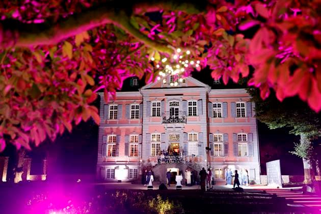 Die Beleuchtung von Schloss Arff während der Abendveranstaltung anlässlich der Kölner Jurysitzung zum international Emmy Award 2025 - Semi Final round of Judging der international Emmy Awards auf Schloss Arff. Köln, 28.08.2025 NRW Deutschland Copyright: xChristophxHardtx