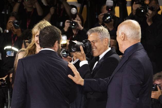 Jay Kelly Red Carpet - The 82nd Venice International Film Festival VENICE, ITALY - AUGUST 28: George Clooney improvises as a photographer during the Jay Kelly red carpet during the 82nd Venice International Film Festival on August 28, 2025 in Venice, Italy. Prima Barol Anadolu Venice Italy. Editorial use only. Please get in touch for any other usage.  Copyright: x2025xAnadoluxPrimaxBarolx