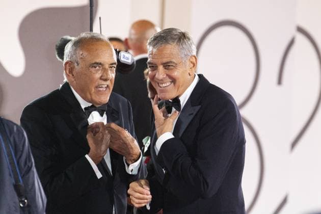 Jay Kelly Red Carpet - The 82nd Venice International Film Festival VENICE, ITALY - AUGUST 28: Alberto Barbera and George Clooney talk during the Jay Kelly red carpet during the 82nd Venice International Film Festival on August 28, 2025 in Venice, Italy. Prima Barol Anadolu Venice Italy. Editorial use only. Please get in touch for any other usage.  Copyright: x2025xAnadoluxPrimaxBarolx