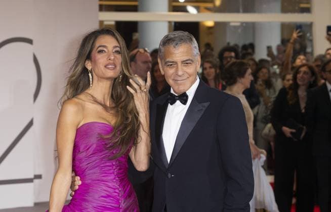 Jay Kelly Red Carpet - The 82nd Venice International Film Festival VENICE, ITALY - AUGUST 28: Amal Clooney and George Clooney attend the Jay Kelly red carpet during the 82nd Venice International Film Festival on August 28, 2025 in Venice, Italy. Prima Barol Anadolu Venice Italy. Editorial use only. Please get in touch for any other usage.  Copyright: x2025xAnadoluxPrimaxBarolx