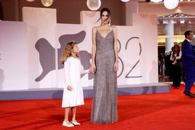 Lucrezia Guglielmino und Carolina Cavalli bei der Premiere des Kinofilms Jay Kelly auf der Biennale di Venezia 2025 82. Internationale Filmfestspiele von Venedig im Palazzo del Cinema. Venedig, 28.08.2025