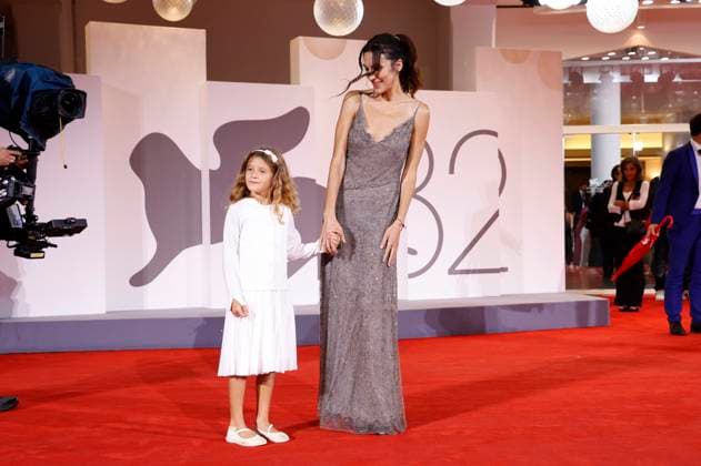 Lucrezia Guglielmino und Carolina Cavalli bei der Premiere des Kinofilms Jay Kelly auf der Biennale di Venezia 2025 82. Internationale Filmfestspiele von Venedig im Palazzo del Cinema. Venedig, 28.08.2025