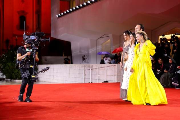 Carolina Cavalli, Lucrezia Guglielmino, Benedetta Porcaroli, Marco Bonadei und Eva Robin™s bei der Premiere des Kinofilms Jay Kelly auf der Biennale di Venezia 2025 82. Internationale Filmfestspiele von Venedig im Palazzo del Cinema. Venedig, 28.08.2025