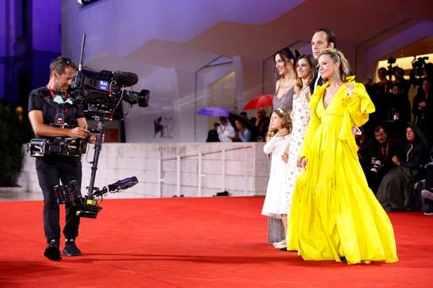 Carolina Cavalli, Lucrezia Guglielmino, Benedetta Porcaroli, Marco Bonadei und Eva Robin™s bei der Premiere des Kinofilms Jay Kelly auf der Biennale di Venezia 2025 82. Internationale Filmfestspiele von Venedig im Palazzo del Cinema. Venedig, 28.08.2025