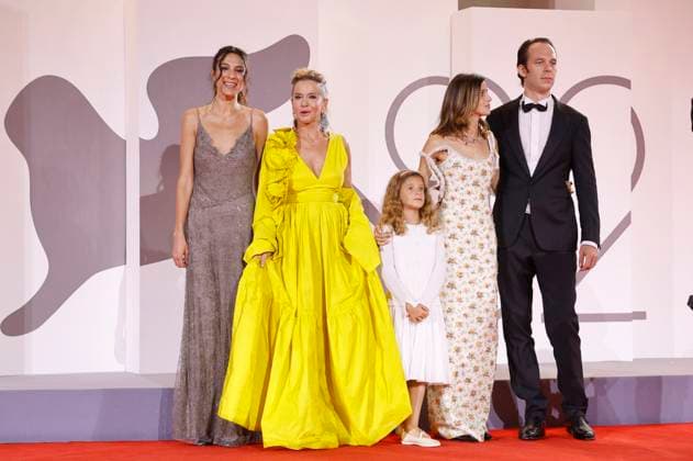 Carolina Cavalli, Eva Robin™s, Lucrezia Guglielmino, Benedetta Porcaroli und Marco Bonadei bei der Premiere des Kinofilms Jay Kelly auf der Biennale di Venezia 2025 82. Internationale Filmfestspiele von Venedig im Palazzo del Cinema. Venedig, 28.08.2025