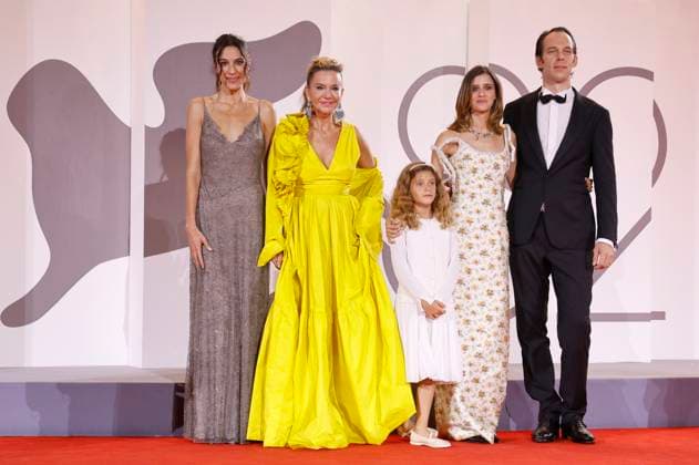 Carolina Cavalli, Eva Robin™s, Lucrezia Guglielmino, Benedetta Porcaroli und Marco Bonadei bei der Premiere des Kinofilms Jay Kelly auf der Biennale di Venezia 2025 82. Internationale Filmfestspiele von Venedig im Palazzo del Cinema. Venedig, 28.08.2025