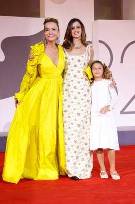 Eva Robin s, Benedetta Porcaroli und Lucrezia Guglielmino bei der Premiere des Kinofilms Jay Kelly auf der Biennale di Venezia 2025 82. Internationale Filmfestspiele von Venedig im Palazzo del Cinema. Venedig, 28.08.2025