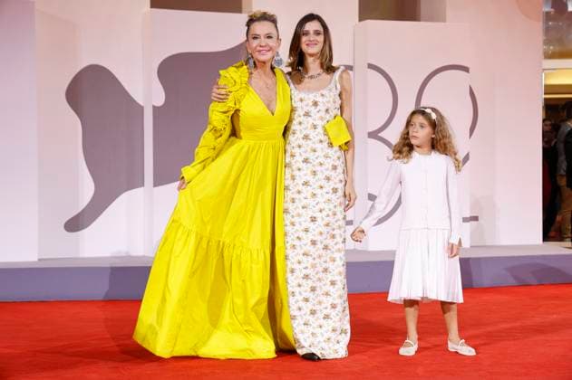 Eva Robin s, Benedetta Porcaroli und Lucrezia Guglielmino bei der Premiere des Kinofilms Jay Kelly auf der Biennale di Venezia 2025 82. Internationale Filmfestspiele von Venedig im Palazzo del Cinema. Venedig, 28.08.2025