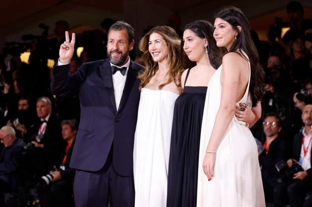 Adam Sandler mit Ehefrau Jackie Sandler und Töchtern Sadie Sandler und Sunny Sandler bei der Premiere des Kinofilms Jay Kelly auf der Biennale di Venezia 2025 82. Internationale Filmfestspiele von Venedig im Palazzo del Cinema. Venedig, 28.08.2025