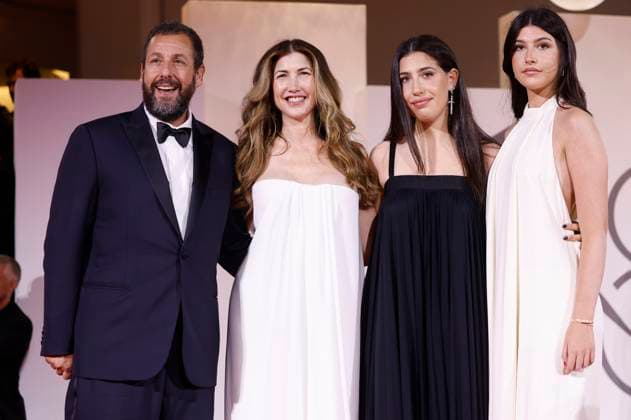 Adam Sandler mit Ehefrau Jackie Sandler und Töchtern Sadie Sandler und Sunny Sandler bei der Premiere des Kinofilms Jay Kelly auf der Biennale di Venezia 2025 82. Internationale Filmfestspiele von Venedig im Palazzo del Cinema. Venedig, 28.08.2025