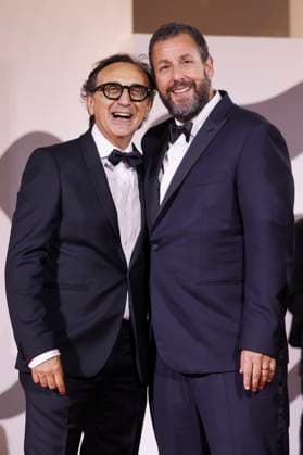 Giovanni Esposito und Adam Sandler bei der Premiere des Kinofilms Jay Kelly auf der Biennale di Venezia 2025 82. Internationale Filmfestspiele von Venedig im Palazzo del Cinema. Venedig, 28.08.2025