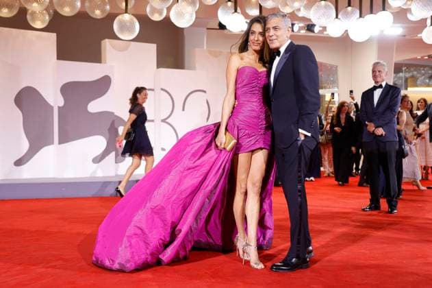 George Clooney mit Ehefrau Amal Alamuddin Clooney bei der Premiere des Kinofilms Jay Kelly auf der Biennale di Venezia 2025 82. Internationale Filmfestspiele von Venedig im Palazzo del Cinema. Venedig, 28.08.2025