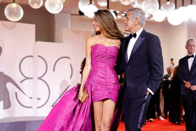 George Clooney mit Ehefrau Amal Alamuddin Clooney bei der Premiere des Kinofilms Jay Kelly auf der Biennale di Venezia 2025 82. Internationale Filmfestspiele von Venedig im Palazzo del Cinema. Venedig, 28.08.2025