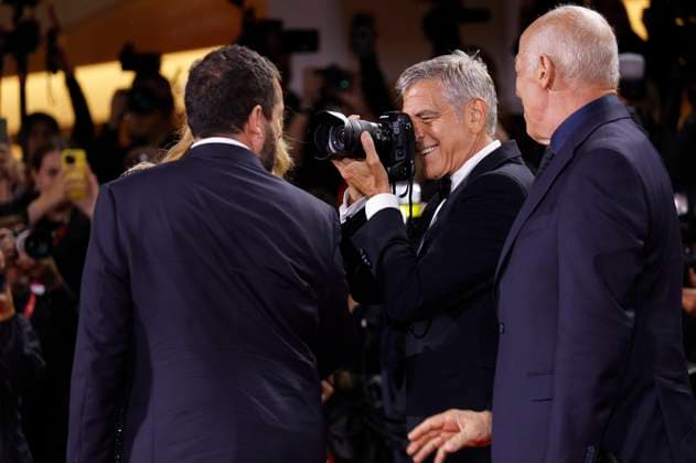 Adam Sandler, George Clooney und Giovanni Zeqireya bei der Premiere des Kinofilms Jay Kelly auf der Biennale di Venezia 2025 82. Internationale Filmfestspiele von Venedig im Palazzo del Cinema. Venedig, 28.08.2025