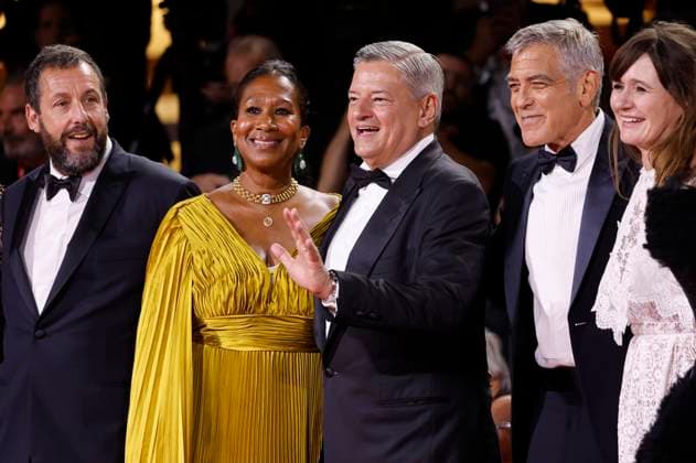 Adam Sandler, Nicole Avant, Ted Sarandos, George Clooney und Emily Mortimer bei der Premiere des Kinofilms Jay Kelly auf der Biennale di Venezia 2025 82. Internationale Filmfestspiele von Venedig im Palazzo del Cinema. Venedig, 28.08.2025