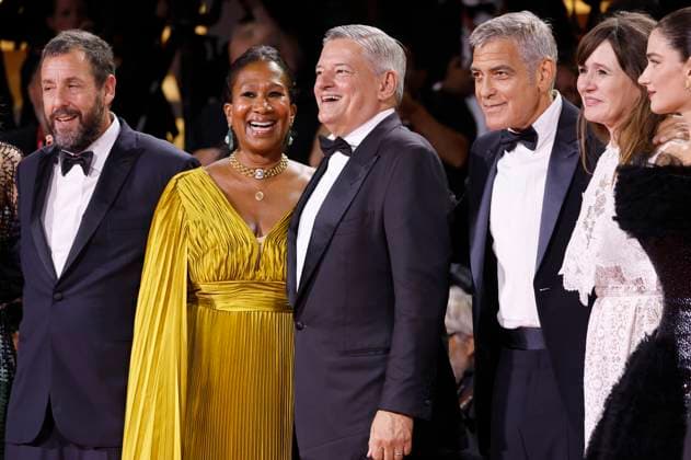 Adam Sandler, Nicole Avant, Ted Sarandos, George Clooney und Emily Mortimer bei der Premiere des Kinofilms Jay Kelly auf der Biennale di Venezia 2025 82. Internationale Filmfestspiele von Venedig im Palazzo del Cinema. Venedig, 28.08.2025