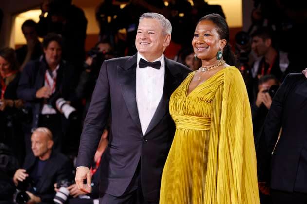 Ted Sarandos mit Ehfrau Nicole Avant bei der Premiere des Kinofilms Jay Kelly auf der Biennale di Venezia 2025 82. Internationale Filmfestspiele von Venedig im Palazzo del Cinema. Venedig, 28.08.2025