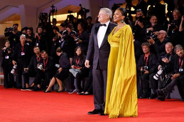 Ted Sarandos mit Ehfrau Nicole Avant bei der Premiere des Kinofilms Jay Kelly auf der Biennale di Venezia 2025 82. Internationale Filmfestspiele von Venedig im Palazzo del Cinema. Venedig, 28.08.2025