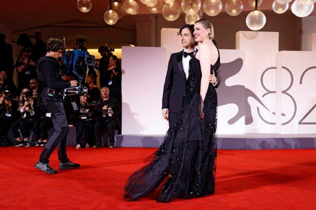 Noah Baumbach mit Ehefrau Greta Gerwig bei der Premiere des Kinofilms Jay Kelly auf der Biennale di Venezia 2025 82. Internationale Filmfestspiele von Venedig im Palazzo del Cinema. Venedig, 28.08.2025