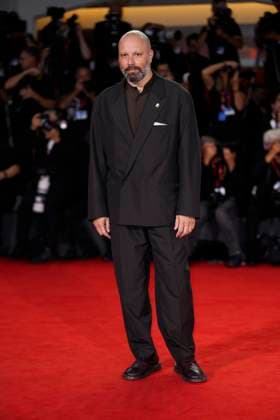 Bugonia red carpet during the 82nd Venice International Film Festival in Venice Lido - 28 Aug 2025 Yorgos Lanthimos attends the Bugonia red carpet during the 82nd Venice International Film Festival. Venice Lido Italy Copyright: xDanielexCifalax xSOPAxImagesx _CIF3858