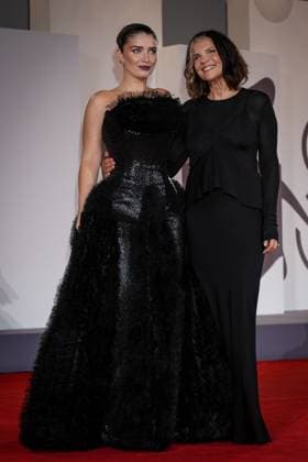 Jay Kelly red carpet during the 82nd Venice International Film Festival in Venice, Italy on 28 August 2025. Eve Hewson and Ali Hewson attend the Jay Kelly red carpet during the 82nd Venice International Film Festival in Venice, Italy on 28 August 2025., Credit:Stefano Costantino TTL Avalon Italy, Venice  Copyright: xStefanoxCostantinoxTTLx xAvalonx 1032160040
