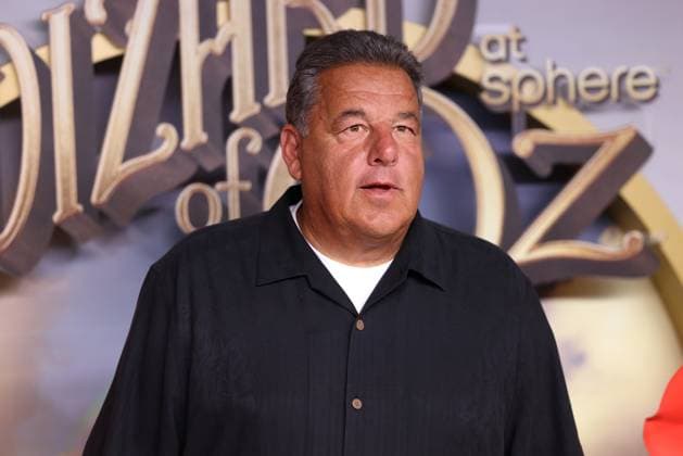 August 28, 2025, Las Vegas, Nevada, USA: STEVE SCHIRRIPA on the yellow carpet for the world premiere of the Wizard of Oz at Sphere in Las Vegas, Nevada. Las Vegas USA - ZUMAg247 20250828_znp_g247_044 Copyright: xGagexSkidmorex