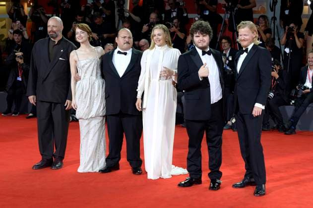Yorgos Lanthimos, Emma Stone, Stavros Halkias, Alicia Silverstone, Aidan Delbis und Jesse Plemons bei der Premiere des Kinofilms Bugonia auf der Biennale di Venezia 2025 82. Internationale Filmfestspiele von Venedig im Palazzo del Cinema. Venedig, 28.08.2025
