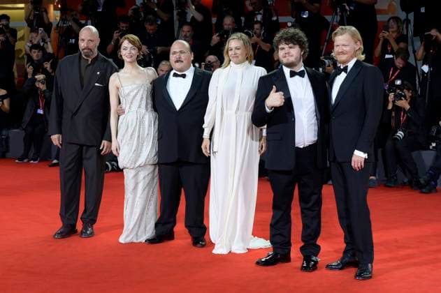 Yorgos Lanthimos, Emma Stone, Stavros Halkias, Alicia Silverstone, Aidan Delbis und Jesse Plemons bei der Premiere des Kinofilms Bugonia auf der Biennale di Venezia 2025 82. Internationale Filmfestspiele von Venedig im Palazzo del Cinema. Venedig, 28.08.2025