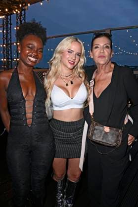 Gast, Gina Beckmann und Katy Karrenbauer bei der Premiere der Reality-Show The Power im Alice Rooftop & Garden. Berlin, 28.08.2025