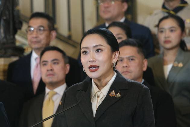 News Bilder des Tages (250829) -- BANGKOK, Aug. 29, 2025 -- Paetongtarn Shinawatra speaks to the press at the government house in Bangkok, Thailand, Aug. 29, 2025. Thailand s Constitutional Court on Friday removed suspended Prime Minister Paetongtarn Shinawatra from office for violating the constitution over her phone conversation on the border issue with Cambodia. (Photo by Xinhua) (SpotNews)THAILAND-BANGKOK-PM-CONSTITUTIONAL COURT-REMOVAL RachenxSageamsak 