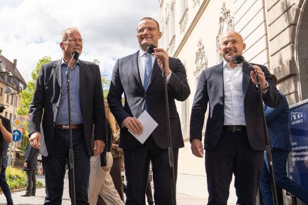News Bilder des Tages Jens Spahn (Mitte), Matthias Miersch (links) und Alexander Hoffmann (rechts), die drei Vorsitzenden der Bundestagsfraktionen von CDU CSU und SPD bei ihrem gemeinsamen Abschlussstatement vor dem Hotel Rebstock;Gemeinsame Tagung der geschäftsführenden Fraktionsvorsitzenden von CDU, CSU und SPD im Deutschen Bundestag - Abschlusspressekonferenz, Würzburg Bayern Deutschland Rebstock - Best Western Premier *** Jens Spahn center , Matthias Miersch left and Alexander Hoffmann right , the three chairmen of the CDU CSU and SPD parliamentary groups at their joint closing statement in front of the Hotel Rebstock Joint meeting of the executive chairmen of the CDU, CSU and SPD parliamentary groups in the German Bundestag Final press conference, Würzbu