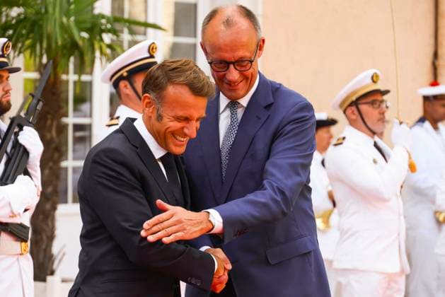 News Bilder des Tages Le Fort de Cap Brun, residence de lAmiral, Le président de la république française, Emmanuel Macron, Mr Friedrich MERZ, Chancelier fédéral de la république dAllemagne, Poignee de main, Accolade, Le président français reçoit le chancelier allemand pour le 25ème conseil des ministres franco allemand au Fort de Cap Brun à Toulon, France, le 29 août 2025 Laurent Grandguillot Pool Bestimage 25th Franco German cabinet meeting in Toulon, France, on August 29, 2025 Toulon France  Copyright: xLaurentxGrandguillotx xPoolx xBestimagexLaurentxGrandguillotx xPoolx xBestimagex