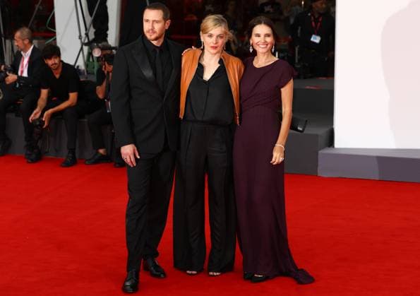 August 29, 2025, Venice, Veneto, Italy: BASTIEN BOUILLON, VALERIE DONZELLI and VIRGINIE LEDOYEN on the red carpet for the A Pied d Oeuvre Premiere screening at the 82nd Venice Film Festival at the Venice Lido, Italy. Venice Italy - ZUMAc179 20250829_zep_c179_076 Copyright: xMickaelxChavetx