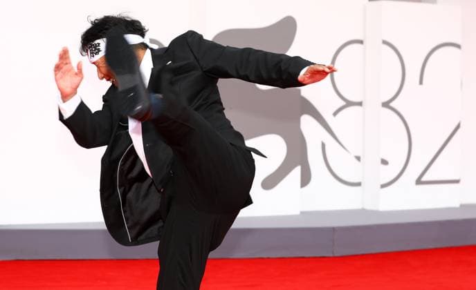 Entertainment Bilder des Tages August 29, 2025, Venice, Veneto, Italy: A guest practices Karate kicks on the red carpet for the A Pied d Oeuvre Premiere screening at the 82nd Venice Film Festival at the Venice Lido, Italy. Venice Italy - ZUMAc179 20250829_zep_c179_097 Copyright: xMickaelxChavetx
