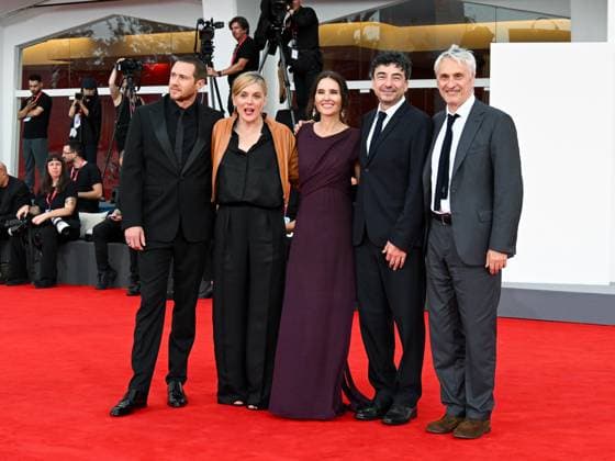 Venice, 82nd Venice International Film Festival 2025 - evening 3 - red carpet for the film A Pied D Oeuvre - Pictured: Bastien Bouillon, Valérie Donzelli, Virginie Ledoyen, Franck Courtès, Alain Goldman  Copyright: xManuelexMangiarottix xipa-agency.netx xPoolxPhotoxEventsx06x IPA_Agency_IPA63581710