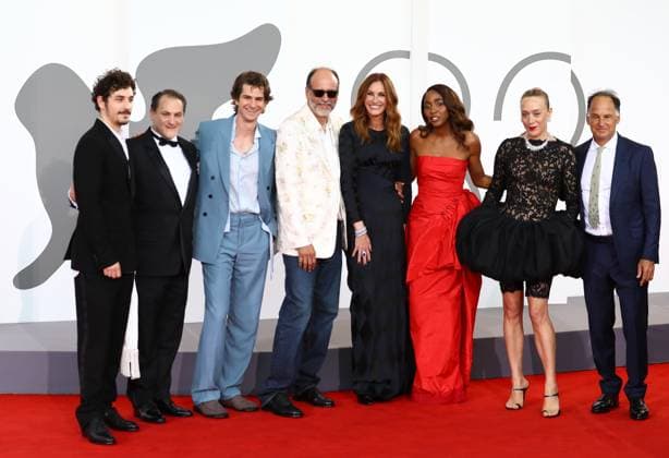 Entertainment Bilder des Tages August 29, 2025, Venice, Veneto, Italy: Cast and crew of whom ANDREW GARFIELD, LUCA GUADAGNINO and JULIA ROBERTS on the red carpet for the After the Hunt Premiere screening at the 82nd Venice Film Festival at the Venice Lido, Italy. Venice Italy - ZUMAc179 20250829_zep_c179_108 Copyright: xMickaelxChavetx
