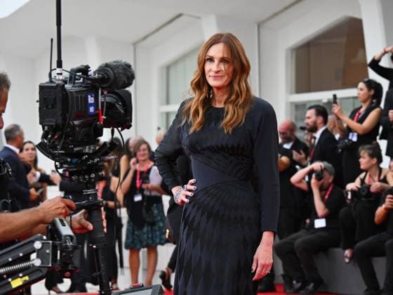 Venice, ITALY: Venice, 82nd Venice International Film Festival 2025 - Evening 3 - Red Carpet for the film After The Hunt - Pictured: Julia Roberts Venice ITALY  - ZUMAp169 20250829_zea_p169_935 Copyright: xManuelexMangiarottix