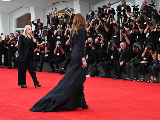 Venice, ITALY: Venice, 82nd Venice International Film Festival 2025 - Evening 3 - Red Carpet for the film After The Hunt - Pictured: Julia Roberts Venice ITALY  - ZUMAp169 20250829_zea_p169_954 Copyright: xManuelexMangiarottix