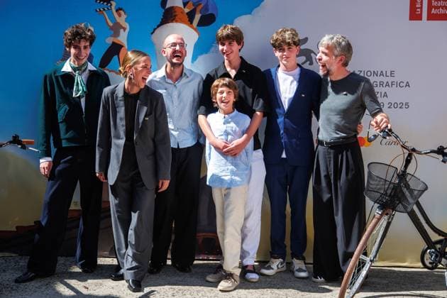 Entertainment Bilder des Tages Red Carpet of ESTRANY RIU at the 82nd Venice Film Festival in Venice, Italy - 29 Aug 2025 (L-R) Franceso Wenz, Nausicaa Bonín, Jaume Claret Muxart, Jan Monter, Roc Colell, Bernat Solé and Jordi Oriol attend the red carpet of the film Estrany Riu (Strange River) at the Sala Darsena during the 82nd Venice Film Festival. Venice Italy Copyright: xMarcoxBaradax xSOPAxImagesx MBARADA_0002